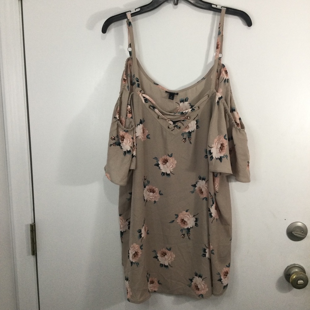 Torrid cold shoulder top womens blouse size 3 22/24 criss cross front
